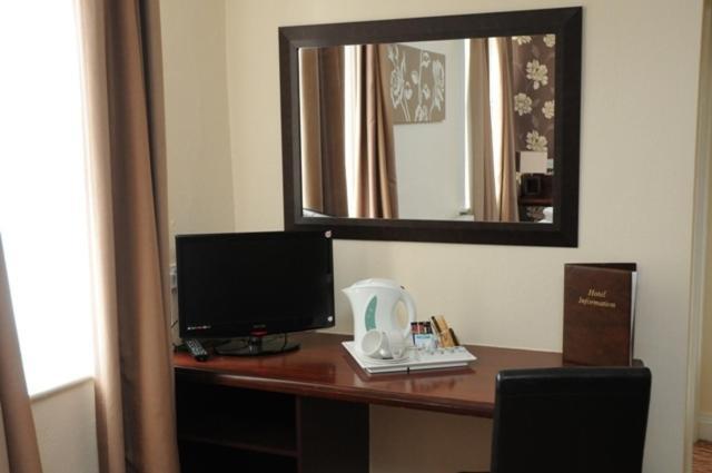 The White House Hotel Телфорд Номер фото